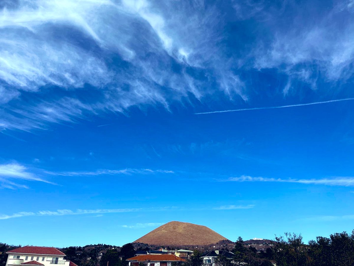 伊豆高原の火山、大室山と空です 小さな富士山みたいですね🗻