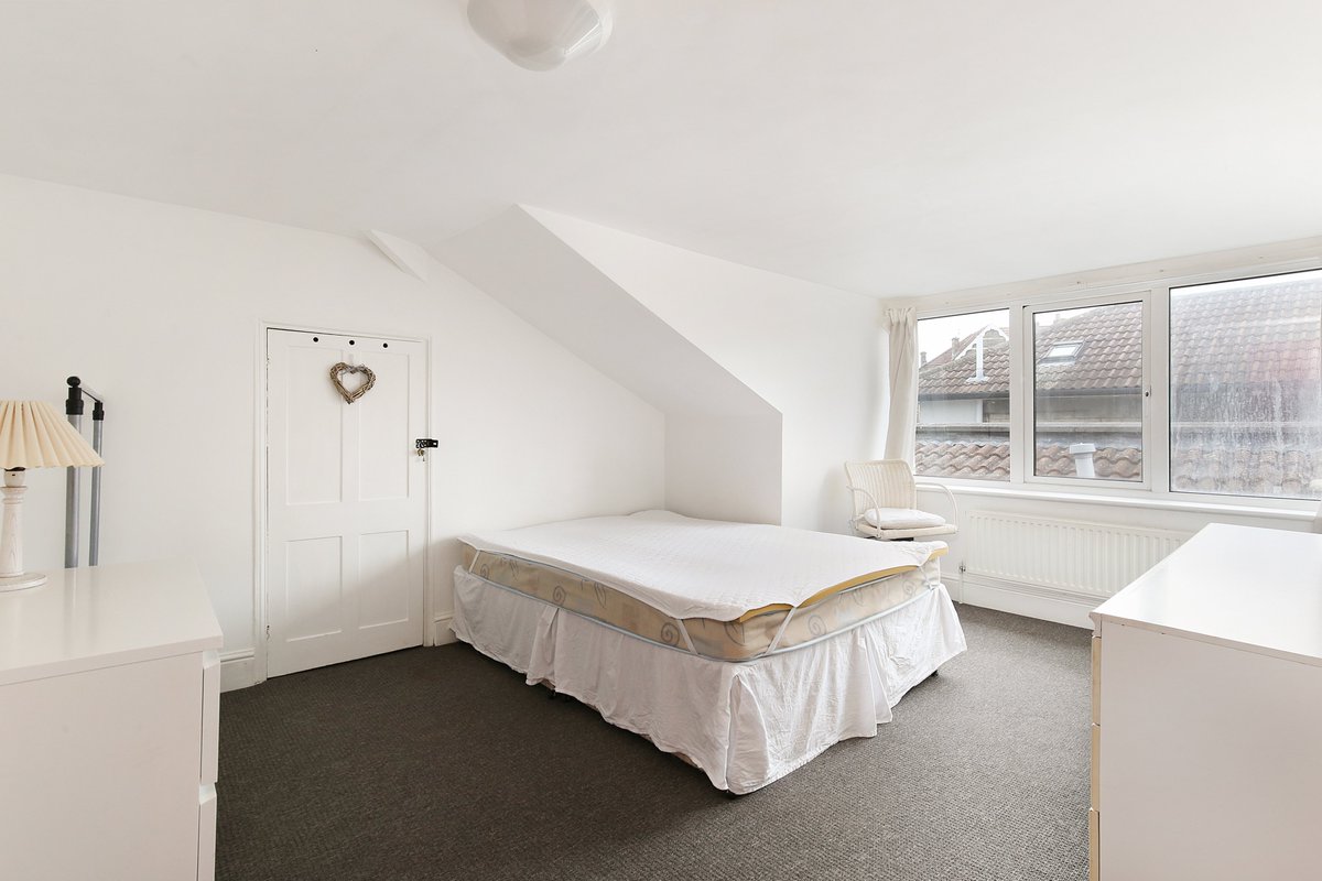 KHBishopston's tweet photo. 4 bed maisonette, located on Gloucester Road, with no onward chain! for more info or too book a viewing, please call 0117 909 4400
#Gloucesterroad #BS7 #Maisonette #investmentopportunity https://t.co/TY6GiIaV3t