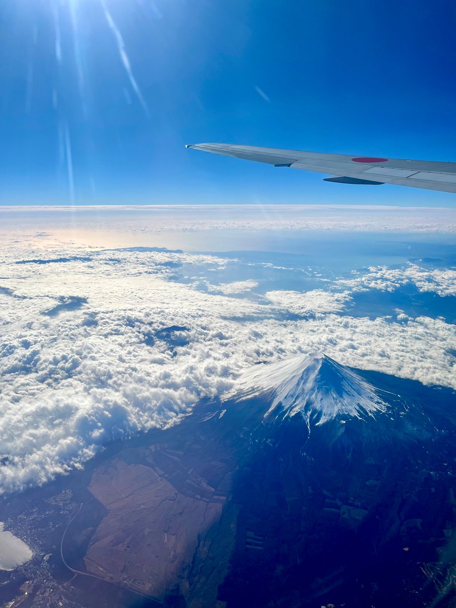 去年の年末に福岡空港に向かってる時に空から撮った写真🌈✨ 空からの富士山なんてなかなか撮れないから記念に📸✨ めっちゃ綺麗じゃない？？🤩 我ながら自信作🙌