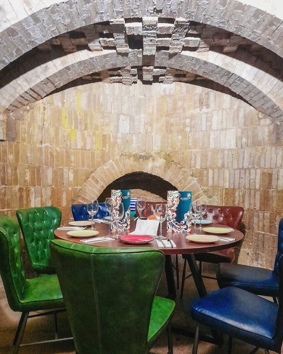 Dєѕdє ℓσѕ тιємρσѕ dє αdán, υnσѕ cαℓιєnтαn єℓ нσrnσ у σтrσѕ ѕє cσмєn єℓ ραn. 🥖🍷

#alfareria21 #alfarear #livealfareria21 #lugaresconencanto #momentosinolvidables #experienciagastronomica #experiencias #vistas