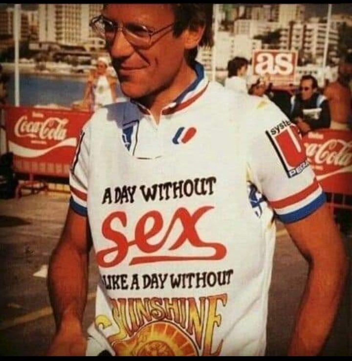 #BizarradasCiclistas a ver si alguien sabe en qué carrera es esto con ese maillot bizarro total! Parece en España pero por yo no tengo ni idea!