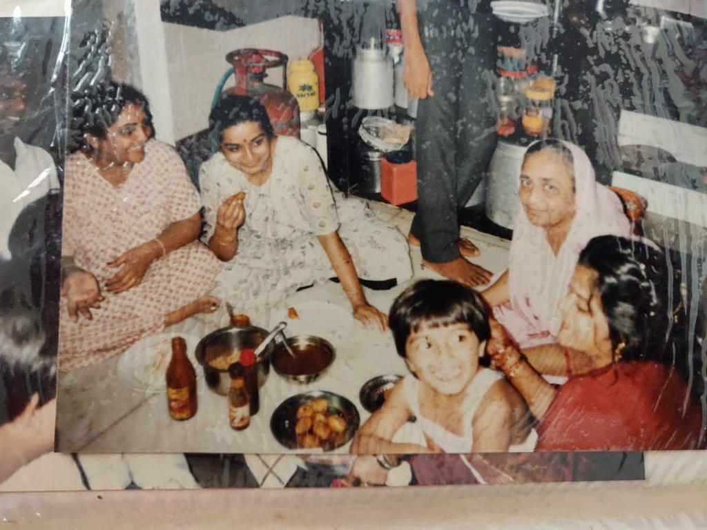 charusavala's tweet photo. #JointFamily 3 daughter in laws, mother in law sitting last after everyone is https://t.co/Izn9q5lVp6 we have the same laughter now.#DevraniJethani #IndianJointFamily.we were 11 of us + house helps.10kg gehu atta in 8 days.and we would eat happily ever after....#Bhajiyas .. https://t.co/fFSDotKRfk