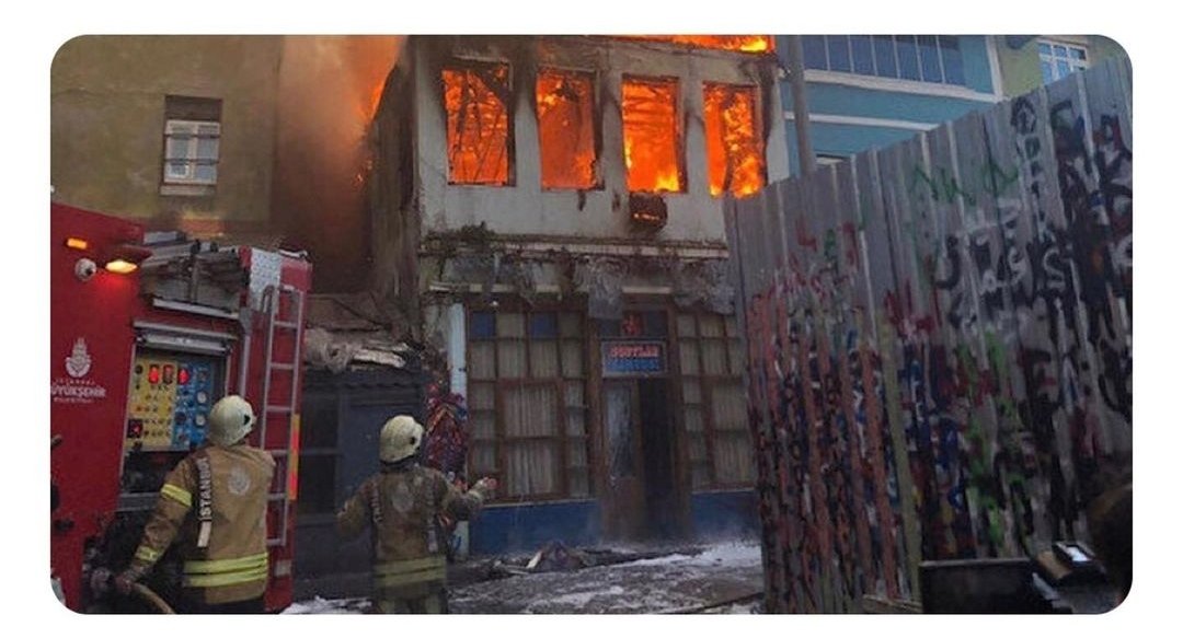 Fatih'te dün çıkan yangında Çukur dizisinin çekildiği bina kül oldu. Aga üzerine sigara yakarım bu olayın 😪