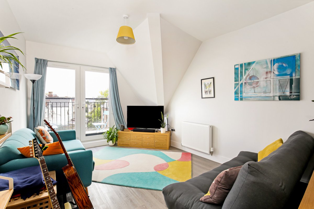 KHBishopston's tweet photo. An exceptionally presented two-bed top floor apartment situated in the popular Old Library building on Cheltenham Road - with no onward chain!
#BS6 #Modern #Bristol #apartmentliving https://t.co/EWTxMwFyeS