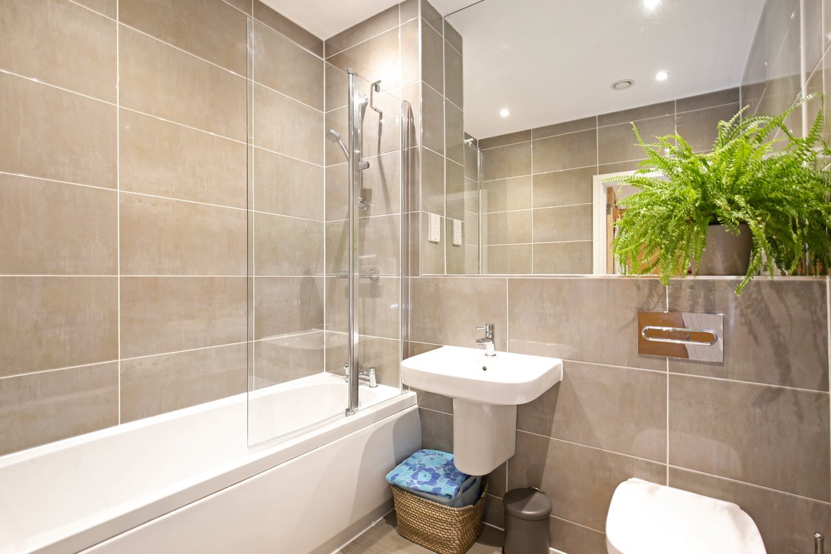 KHBishopston's tweet photo. An exceptionally presented two-bed top floor apartment situated in the popular Old Library building on Cheltenham Road - with no onward chain!
#BS6 #Modern #Bristol #apartmentliving https://t.co/EWTxMwFyeS