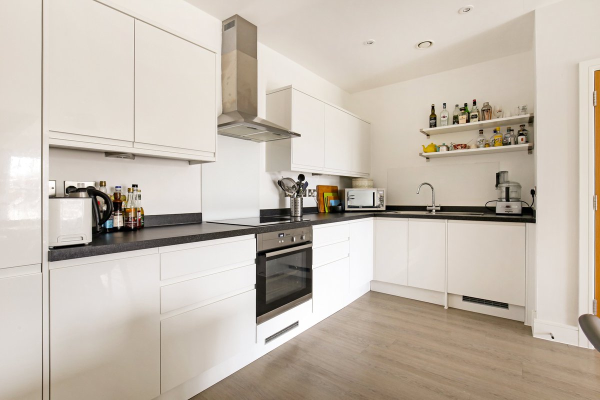 KHBishopston's tweet photo. An exceptionally presented two-bed top floor apartment situated in the popular Old Library building on Cheltenham Road - with no onward chain!
#BS6 #Modern #Bristol #apartmentliving https://t.co/EWTxMwFyeS