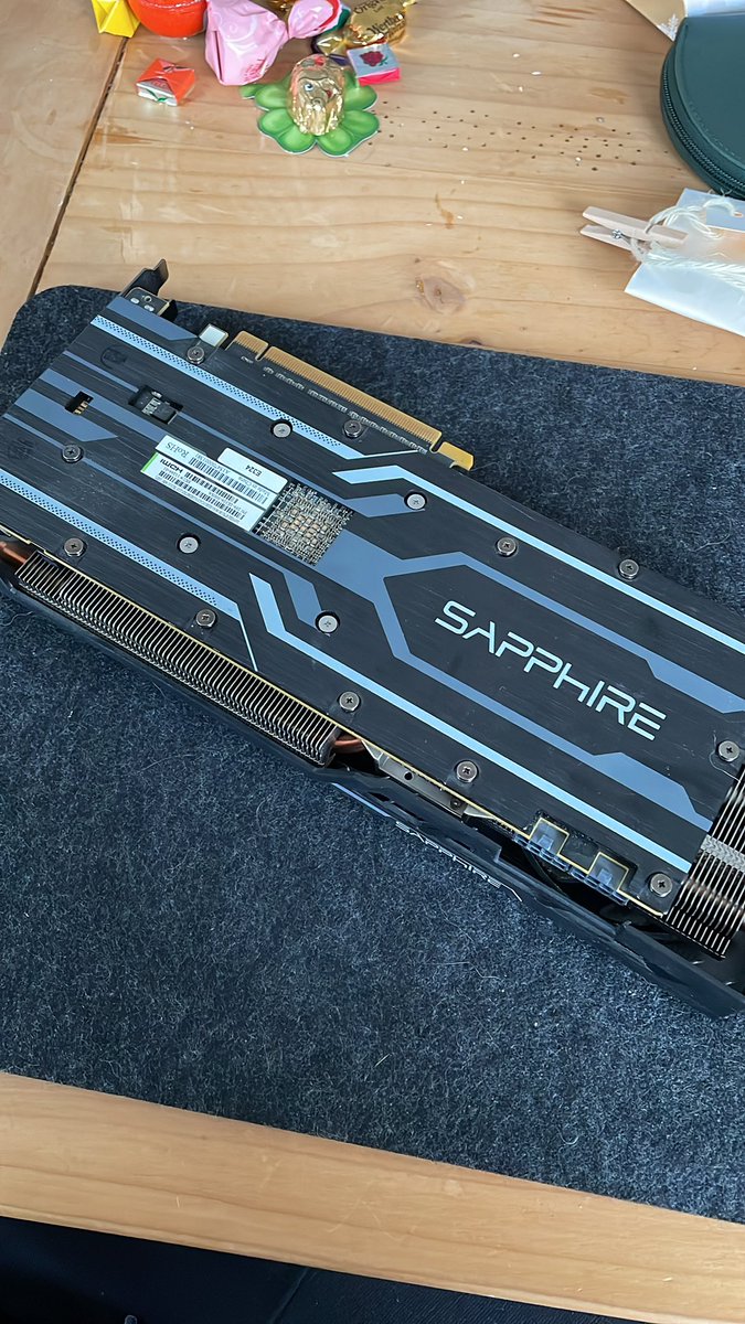 Myschka_'s tweet photo. #grafikkarte 7 Jahre überlebt mit meiner saphire r9 390, leider ist sie defekt gegangen... und jetzt eine zu kaufen ist purer abf@ck.... https://t.co/jFPv9wKnQW