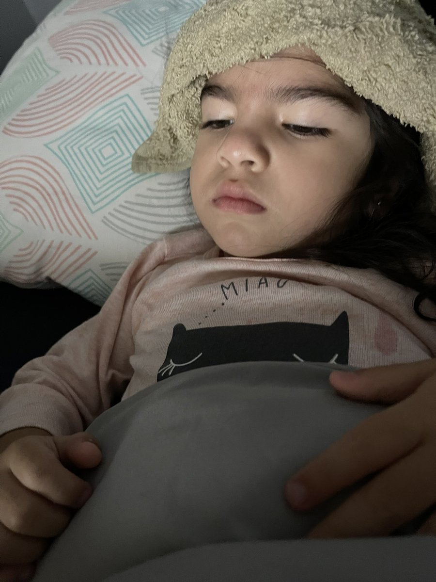 mariajo_jimenez's tweet photo. 5 am me despierta mi hijo, que su ñaña tiene fiebre ! 38.5 … por más que me cuide en aislamiento… COVID 🦠 de miércoles !!!!! A los niños de 2 años se hacen hisopados ?!! Alguien con experiencia en esto ? https://t.co/7WLqSLNrtz
