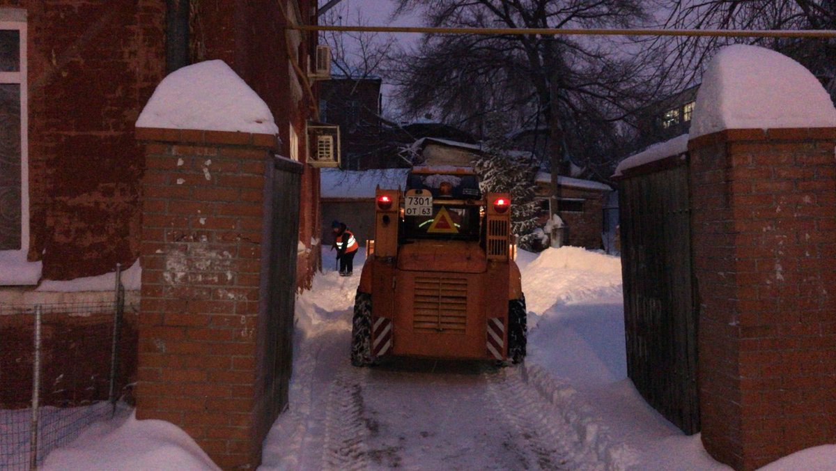 Работа дворников. 15.01.22. <a href="/rradyukov/">Роман Радюков</a> <a href="/AdmSamRna/">Администрация Самарского внутригородского района</a>