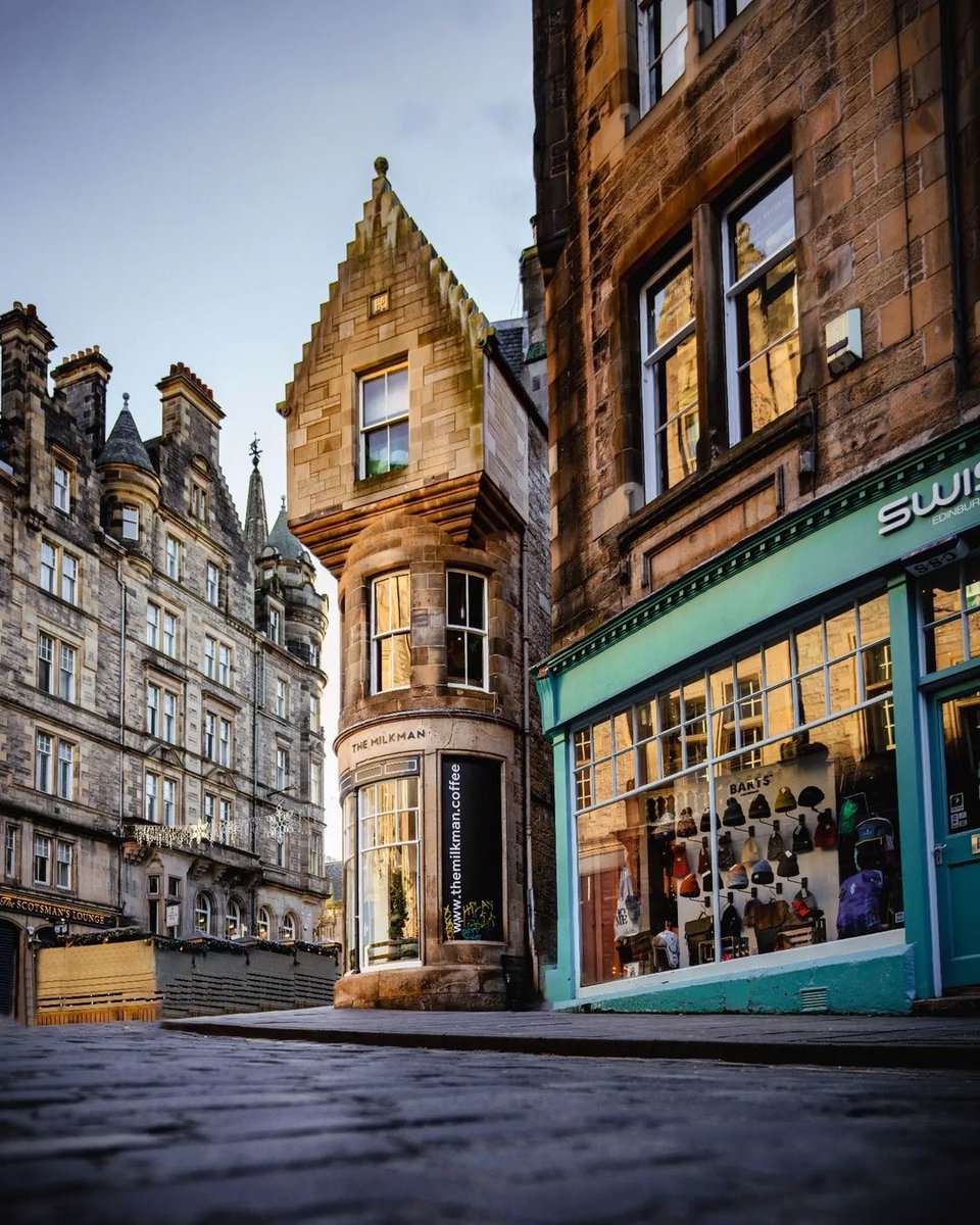 edinburgh's tweet photo. A cobbled street with an abundance of places to eat &amp; independent shops, Cockburn St has also featured in the films Avengers: Infinity War and T2 Trainspotting! 📽
📍 Cockburn St
📸 IG/johnny.stills
#edinphoto #ForeverEdinburgh https://t.co/BON7W2aFSK