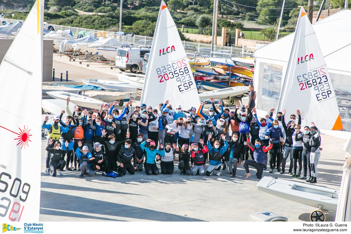 Buenos días

Ayer la ausencia de viento no permitió disputar ninguna prueba del #BalearesILCA4CNE pero mirad que foto de familia más chula nos ha quedado 😍

Hoy a intentarlo de nuevo 🤞🏼