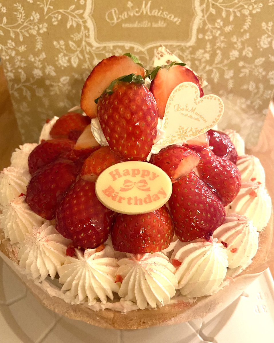 thurosuk's tweet photo. パパさんのバースデーケーキはとちおとめのタルト🍓ちょっとjun.kさんを意識して選びました🙄(ピンクのハート💓とかプレートの文字がピンクとか) https://t.co/ixOUrNYcXQ