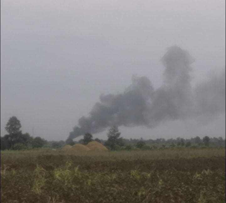b3rry_y's tweet photo. Terrorists raided Putee Village, Tangse Tsp, Sagaing at around 3 pm this afternoon and started burning houses for no reason at 3.20 pm, according to locals.

#CrimesAgainstHumanity #2022Jan15Coup
#WhatsHappeningInMyanmar https://t.co/nmfGGZ33DF