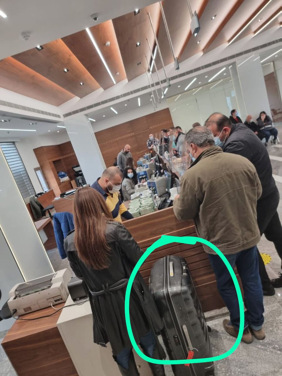 dan_azzi's tweet photo. بهيدا التعميم فيه استغلال لعلم النفس، لانه فاهم تماماً انه الشعب اللبناني بطبيعته قمرجي وبحب الwheeling and dealing فصار كل لبناني مفتكر حاله Gordon Gekko تاع Wall Street وعم يعمل Arbitrage ونسي الشعب انه القصة كلها ممولة مما تبقّى من مصريات المودعين.

#تعميم_الشنط https://t.co/lC15iUv66m