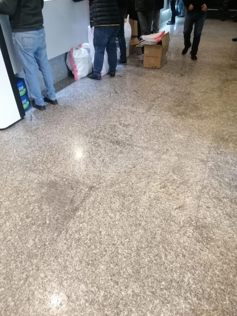 dan_azzi's tweet photo. بهيدا التعميم فيه استغلال لعلم النفس، لانه فاهم تماماً انه الشعب اللبناني بطبيعته قمرجي وبحب الwheeling and dealing فصار كل لبناني مفتكر حاله Gordon Gekko تاع Wall Street وعم يعمل Arbitrage ونسي الشعب انه القصة كلها ممولة مما تبقّى من مصريات المودعين.

#تعميم_الشنط https://t.co/lC15iUv66m