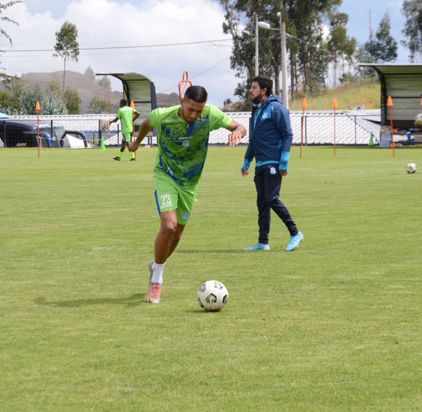 JosueNarvaez's tweet photo. El defensor Orense Brando Villacis, de 23 años, se encuentra realizando la pretemporada con #CDMacara. Villacis terminó la temporada anterior siendo titular en el bloque defensivo ambateño.

🎙" Me siento feliz de estar en un equipo, que planifica objetivos importantes año a año" https://t.co/t1zaDaH6pv