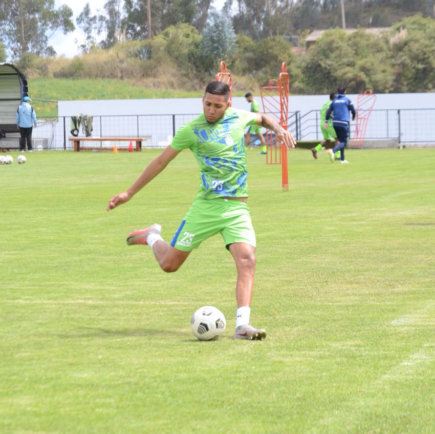 JosueNarvaez's tweet photo. El defensor Orense Brando Villacis, de 23 años, se encuentra realizando la pretemporada con #CDMacara. Villacis terminó la temporada anterior siendo titular en el bloque defensivo ambateño.

🎙" Me siento feliz de estar en un equipo, que planifica objetivos importantes año a año" https://t.co/t1zaDaH6pv