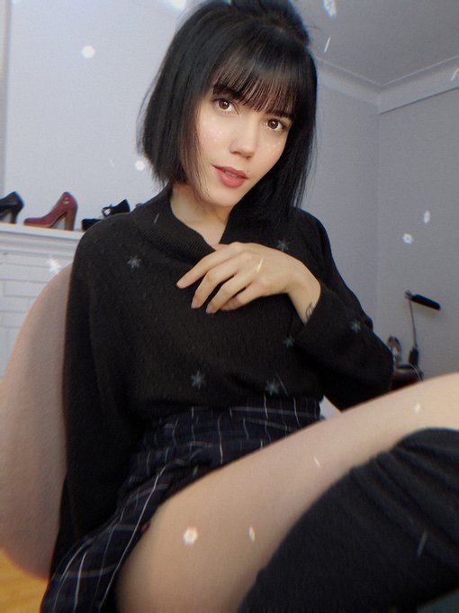 It's been so cold here lately. Thankfully I have you all to keep me warm when I'm online haha. 🥰 https://t