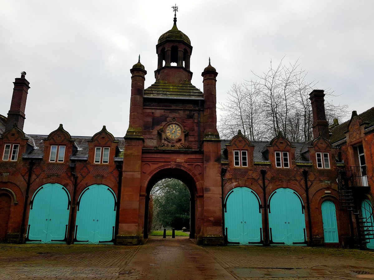 kendie's tweet photo. A lunchtime walk around Keele. It was pretty quiet so I didn't go off down into the woods. #KeeleUniversity #walking #Keele #keelehall https://t.co/L3izdGeOUr