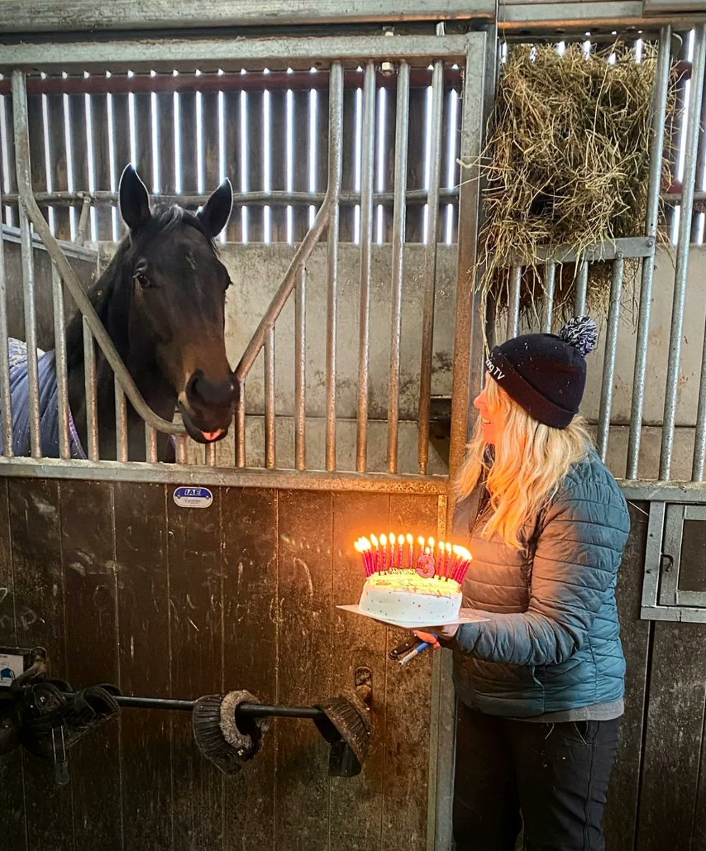 Celebrating The King's unofficial birthday 🥳 🎂!!! PERFECT POWER (Parsnip) seemed very pleased with his 3rd birthday cake 😁😁! Many thanks to Tina and Shani Carr for their efforts ⭐⭐👏

@RashedDalmook

#thepower 
#classicyear🎉 
#longlivetheking