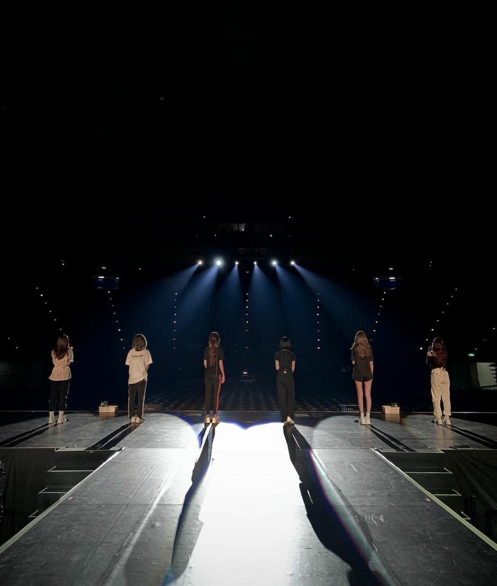 peachyygloz's tweet photo. I may seem like a glass bead 
But I won't break that easily🎶

Happy 7th Anniversary♥️
Gfriend has always had a special place in my heart.
Really miss you girls.

WE ALL HAVE TO MEET AGAIN
#우리가_여자친구_더_사랑해
#NewBeginningsWithGFRIEND
#여자친구_7주년_흔들리지_않을테니 https://t.co/whfnBYx1nV