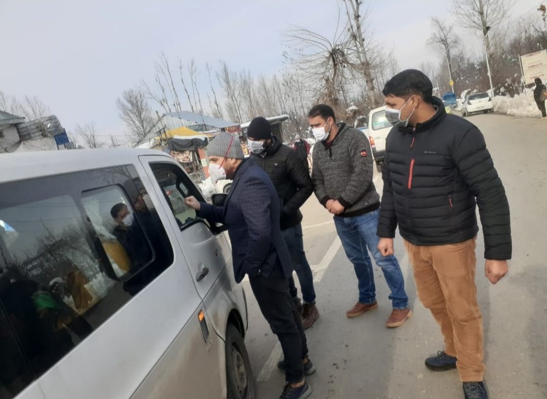 Drive against Road users violating CAB guidelines and traffic norms was conducted in Shopian town today. 
Rs 6500 realised as fine
17 vehicles black listed. 
3 vehicles which had obstructed the road inside DH premises were seized &amp; toed away.
<a href="/diprjk/">Information & PR, J&K</a>
<a href="/NHMJK5/">NHM, J&K</a>
@justcsachin