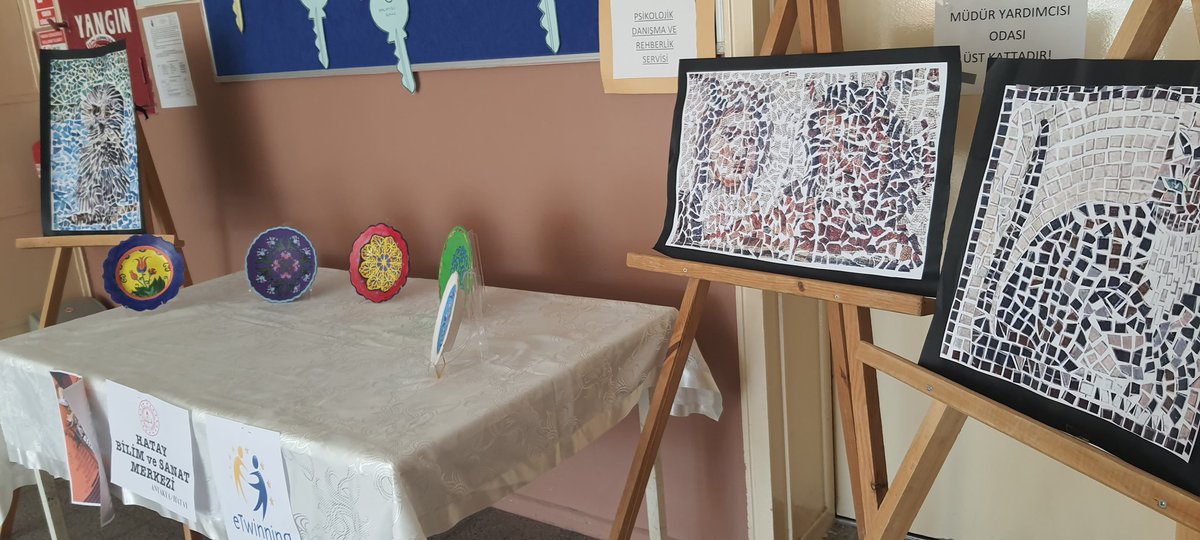 kale_ybo's tweet photo. Yürütücülüğünü okulumuz öğretmenleri Pınar Sezgin ve Kani Dinger'in yaptığı "Gelenekten Geleceğe Sanat"isimli E-Twinning projesi kapsamında Hatay BİLSEM'den birbirinden değerli eserlerle buluştuk. Emeği geçen herkese teşekkürler🎨
@KaleKaymakamlig @kalemem20 https://t.co/JAXNZ9RaeS