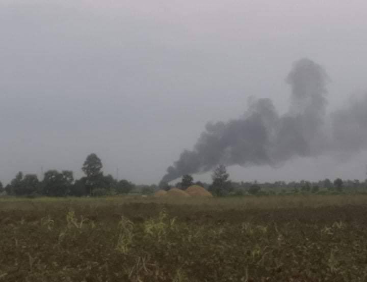 About 200 SAC stormed Pati village, #Taze Tsp & set fire to people' homes for no apparent cause. Villagers are fleeing in fright while SAC remain inside the village.
#NoFlyZoneInMyanmar
#2022Jan15Coup
#WhatsHappeningInMyanmar https://t.co/zHbqkgz5uf