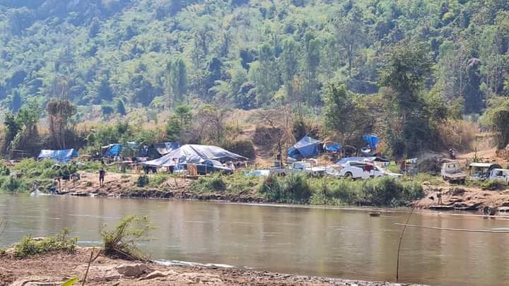 Refugees from 7villages, have fled to safer regions away from SAC airstrikes & artillery fire, fearing & control the territory along the Moei River on the Burmese side of the border. #HumansAreNotShields
#2022Jan16Coup 
#WhatsHappeningInMyanmar https://t.co/TLvTNtfBsr