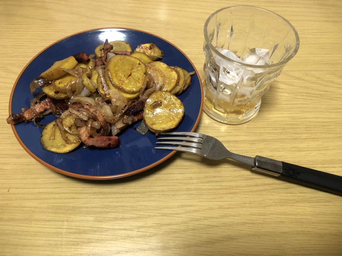 4_psych's tweet photo. 見た目むちゃくちゃ地味だし盛り付け雑の極みだけど、すげー美味いおつまみジャーマンポテト https://t.co/UGwXDojEnK