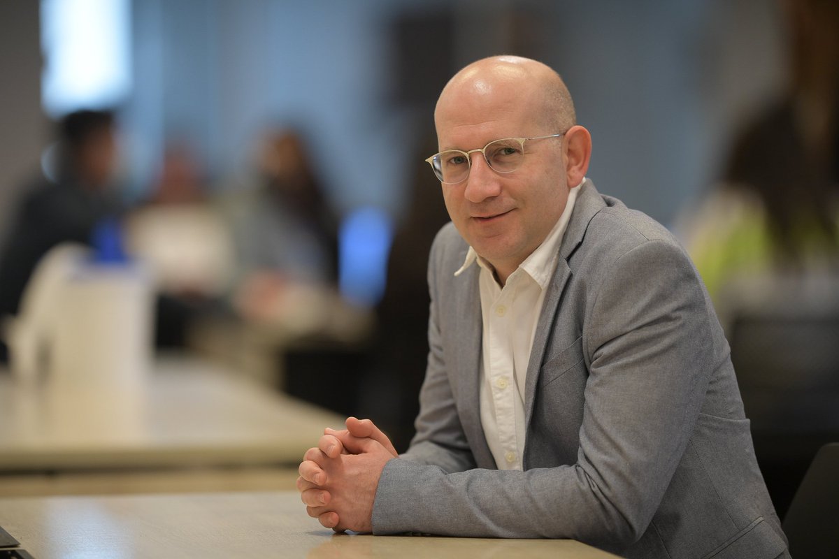 אנתרופולוגיה (ולימודי תרבות) לשבת - מדוע אנו מקלידים באמצעות אגודלים בסמארטפון ואיזו תרבות טקסטואלית טכניקה זו משרתת? 👍🏻👍🏻

ד"ר חוקר המדיה עידו רמתי (האוניברסיטה העברית), כותב בעקבות מאמר שפרסם לאחרונה בכתב העת Convergence, בנושא המשמעות התרבותית של כתיבה עם האגודל.