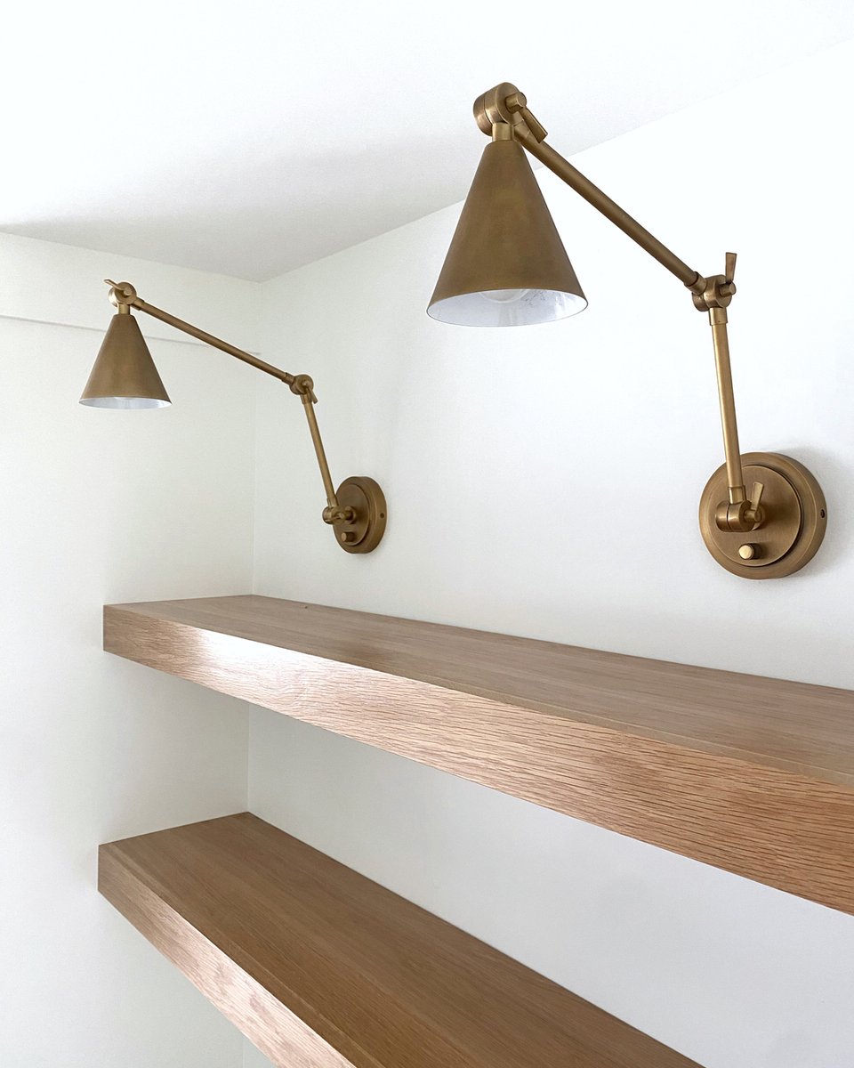 Saturday Shelfie! 

These shelves and sconces look beautiful when accessorized but I felt like they needed a moment of their own, so here you go!

#Shelfie #OpenShelves #WallSconces #EuropeanDesign #OttawaDesigner #OttawaRenovation #CustomKitchen #2022DesignTrends #DesignInspo #I