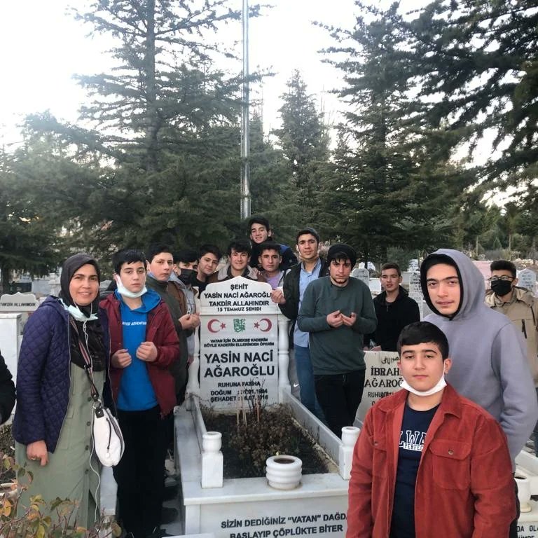 SehitNaci's tweet photo. Ahenk projesi etkinliği kapsamında Okulumuz SYD kulübü "Kesişme, İyi ki varsın Eren" filmine gitmişlerdir Dönüşte de okulumuza ismini veren 15 Temmuz şehidimiz Yasin Naci Ağaroğlu nun şehitliğini ziyaret etmişlerdir. Kulüp  öğretmeni Selma Muslu ve öğrencilerimize teşekkür ederiz https://t.co/30pvmzJIyJ
