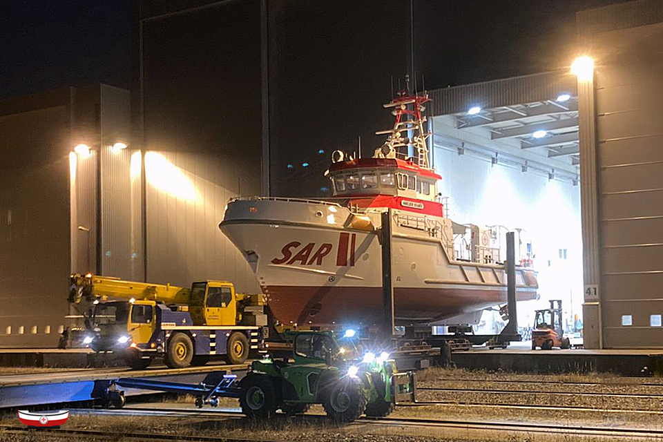 Seenotretter's tweet photo. Frische Luft für die #Seenotretter in #Rostock: Die turnusgemäße Generalüberholung 🛠️ der ANNELIESE KRAMER/#DGzRS-Station #Cuxhaven neigt sich allmählich dem Ende entgegen. #Seenotrettungskreuzer & #Tochterboot haben die Halle verlassen, jetzt folgen Endausrüstung & Erprobung. https://t.co/Hc0XwpPfeI