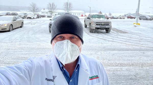 DailyGleaner's tweet image. What lineup? Get vaccinated in your car, even if it -25 C outside bddy.me/3tvu6kv