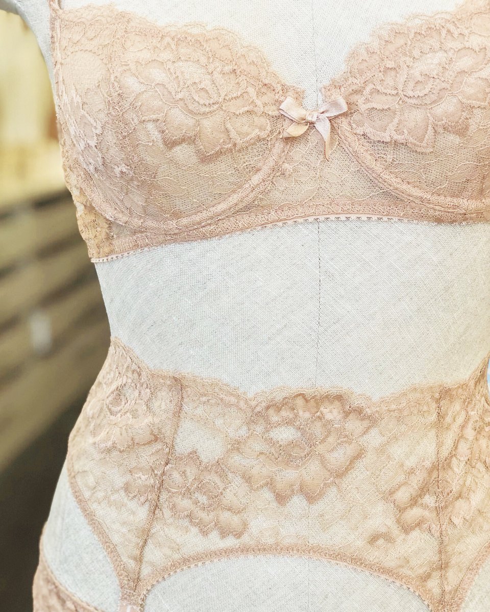 Exquisite floral lace, delicate scalloped edges and feminine bow details make the Isabel set a Lingerista favorite. Available in three signature colors Isabel is your go-to for everyday luxury.

journelle.com/products/journ…