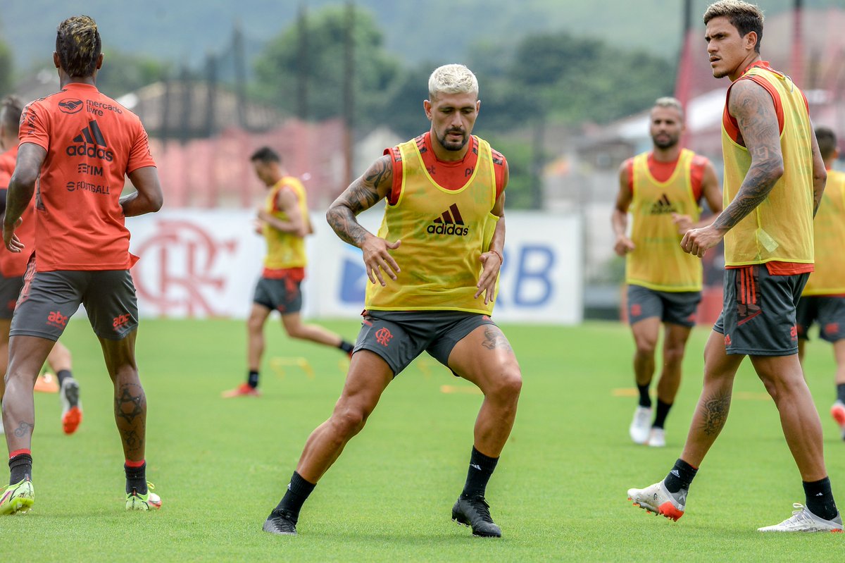 Flamengo's tweet image. O elenco rubro-negro realizou mais um treinamento com o técnico @paulomcdsousa na manhã deste sábado! Confira algumas imagens da atividade pelas lentes de @mcortesdasilva8! 📸 #VamosFlamengo