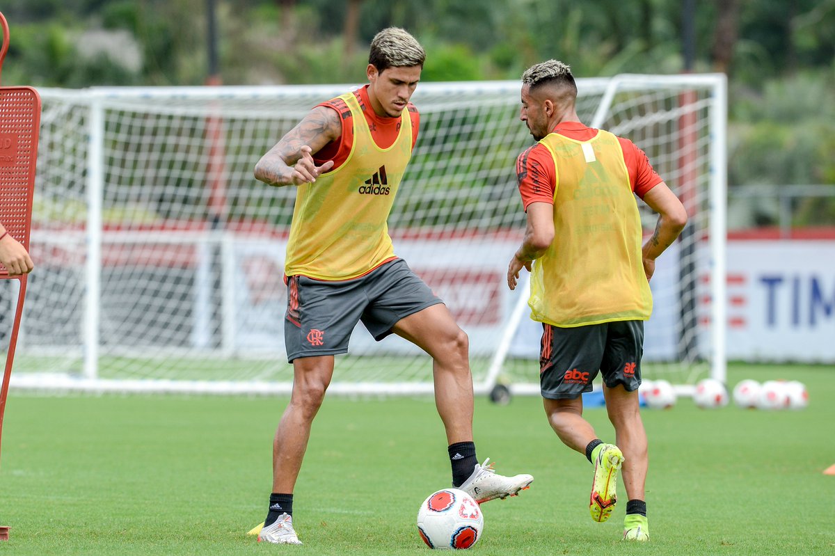 Flamengo's tweet image. O elenco rubro-negro realizou mais um treinamento com o técnico @paulomcdsousa na manhã deste sábado! Confira algumas imagens da atividade pelas lentes de @mcortesdasilva8! 📸 #VamosFlamengo