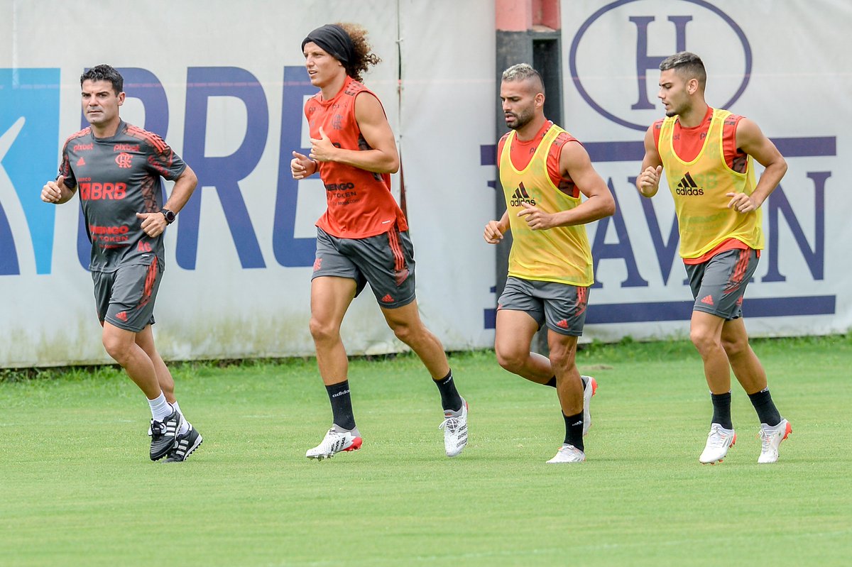 O elenco rubro-negro realizou mais um treinamento com o técnico @paulomcdsousa na manhã deste sábado! Confira algumas imagens da atividade pelas lentes de @mcortesdasilva8! 📸 #VamosFlamengo