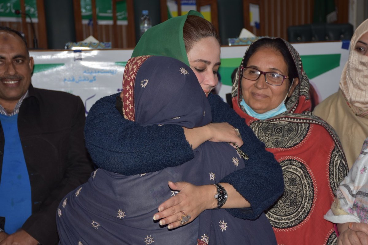 Bushrakhanum16's tweet photo. @zartajgulwazir  مستحقین کو جو پیار آج میڈم زرتاج گل نے دیا وہ اس مالی چیک سے کہیں زیادہ قیمتی تھا ��ی ٹی آئی زندہ باد https://t.co/ch0O5Pqc1Y
