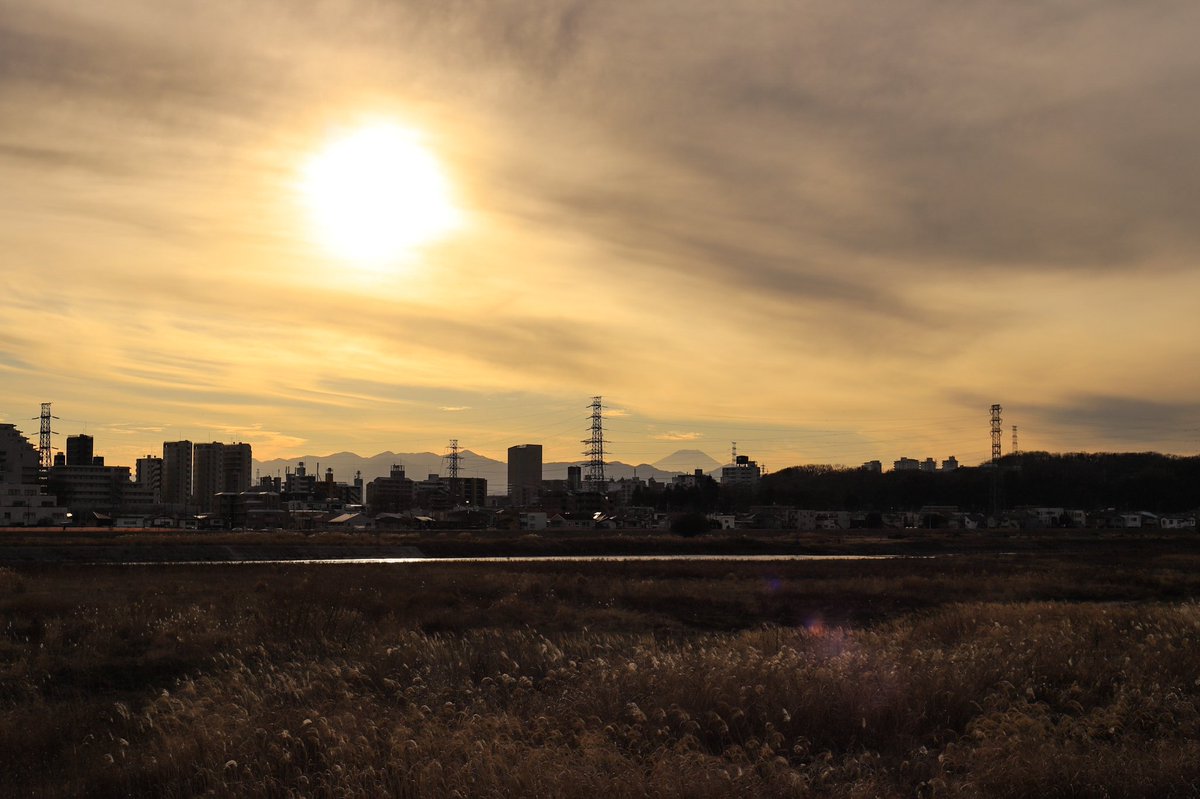 📷河川敷の夕暮れ空🏞 多摩川河川敷をサイクリング🚲 50mm単レンズだと は大きく映りません🗻 🗾 東京 📷