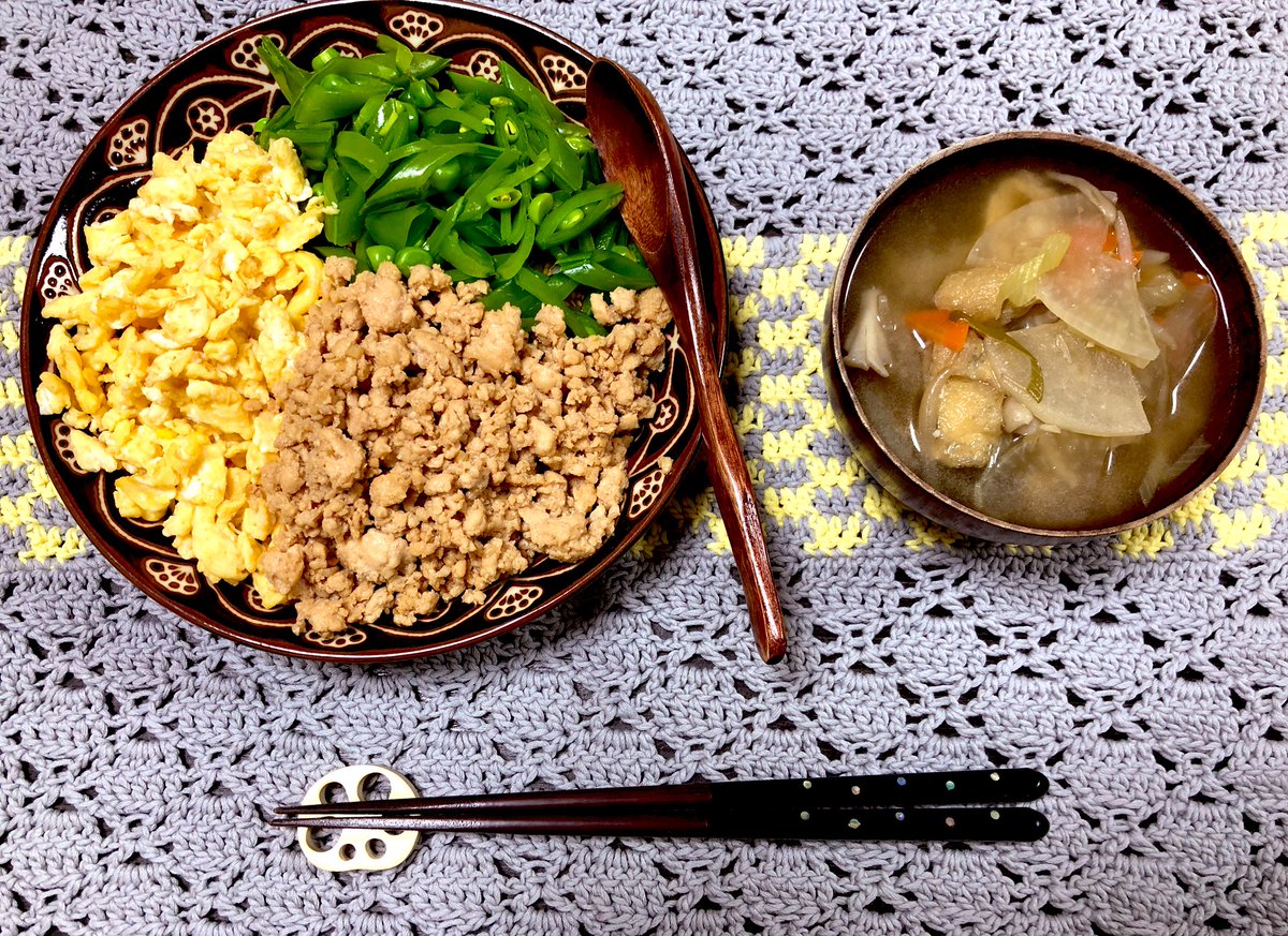 夕ご飯🍴 ・三色丼 ・根菜と油揚げの味噌汁 そぼろは鶏ひき肉。 パンチがほしいのでニンニク入りです🧄