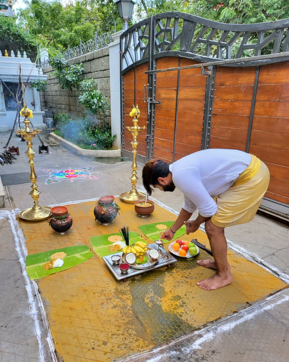 arunvijayno1's tweet photo. Our pongal tradition...❤
Missed Appa, Amma and rest of the family!! God bless everyone...🙏🏽 https://t.co/Rn0rJzbBEm