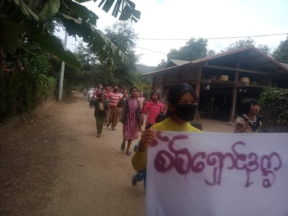 Khithitofficial's tweet photo. ရေကြည်ပင်တွင် အကြမ်းဖက် စစ်အာဏာရှင် တော်လှန်ရေး ပြည်သူများ ချီတက် ဆန္ဒပြ 
ရန်ကုန်၊ ဇန်နဝါရီ ၁၄
ယင်းမာပင်မြို့နယ် ရေကြည်ပင်ရွာ သပိတ်စစ်ကြောင်း ပြည်သူများ ဦးဆောင်ကာ ယနေ့ ဇန်နဝါရီလ ၁၄ ရက်နေ့တွင် အကြမ်းဖက် စစ်အာဏာရှင် တော်လှန်ရေး ချီတက် ဆန္ဒပြခဲ့ကြောင်း သိရသည်။ https://t.co/8Edcvl8TeH