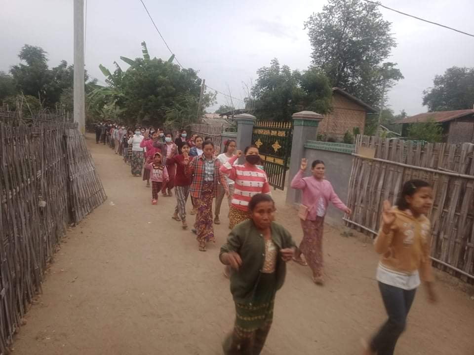 Khithitofficial's tweet photo. ရေကြည်ပင်တွင် အကြမ်းဖက် စစ်အာဏာရှင် တော်လှန်ရေး ပြည်သူများ ချီတက် ဆန္ဒပြ 
ရန်ကုန်၊ ဇန်နဝါရီ ၁၄
ယင်းမာပင်မြို့နယ် ရေကြည်ပင်ရွာ သပိတ်စစ်ကြောင်း ပြည်သူများ ဦးဆောင်ကာ ယနေ့ ဇန်နဝါရီလ ၁၄ ရက်နေ့တွင် အကြမ်းဖက် စစ်အာဏာရှင် တော်လှန်ရေး ချီတက် ဆန္ဒပြခဲ့ကြောင်း သိရသည်။ https://t.co/8Edcvl8TeH