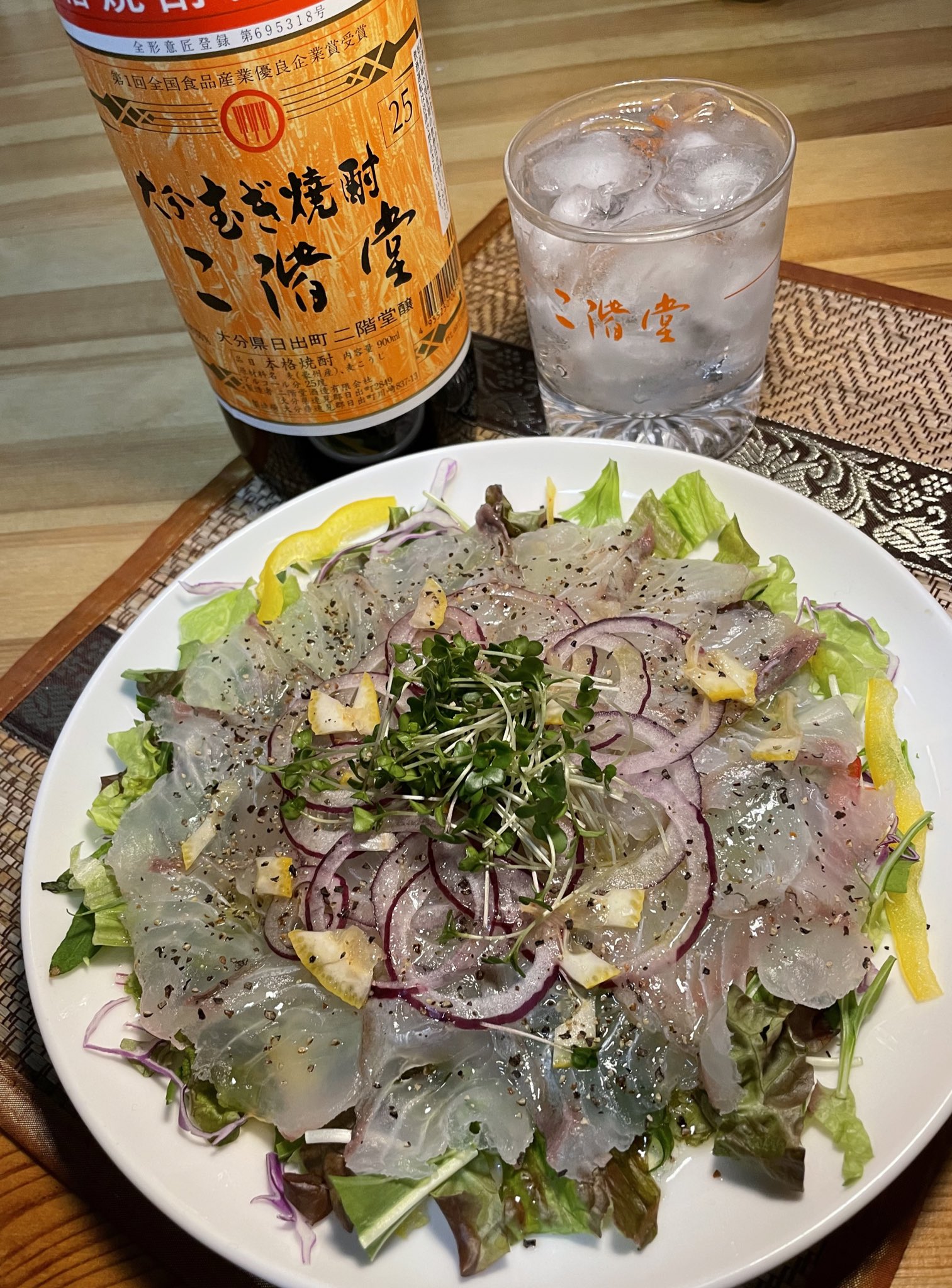 Shun ヒラメのカルパッチョ 昨日の旨いコノシロをエサにしていたのは巨大ヒラメだったんよ いつもお刺身や薄造りばかりなので今日は洋風にカルパッチョよ オリーブオイルと塩と黒胡椒それに刻んだレモンがアクセントよ 洋風な料理にも二階堂は合うんよ