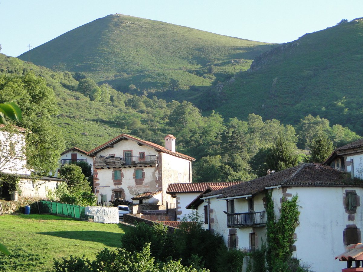 Zugarramundi, un pueblo mágico
El Pueblo de Zugarramundi (Comarca del Baztán, Navarra) atesora multitud de leyendas y hechos históricos relacionados con la magia. Artículo en el Blog:territorionaturaleza.blogspot.com/2021/10/zugarr…