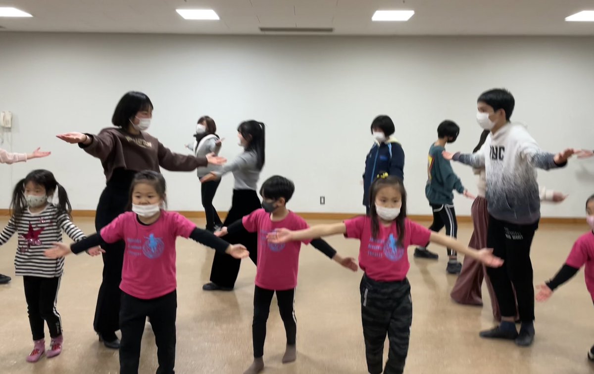 TomoeTakada's tweet photo. 教えてる #TPSスタジオ #ShrekJr 稽古でした！

エネルギーぶつけて引き出すタイプなので自分も汗だくのクタクタ😇

今回初めて幼稚園〜小学校低学年のちびっ子ちゃんたちと舞台やるんだけど、小さい子もちゃんと伝えれば演技がどんどん変わってくのが面白い！

舞台っていいなあ🥰 https://t.co/0YrGYDdLWS