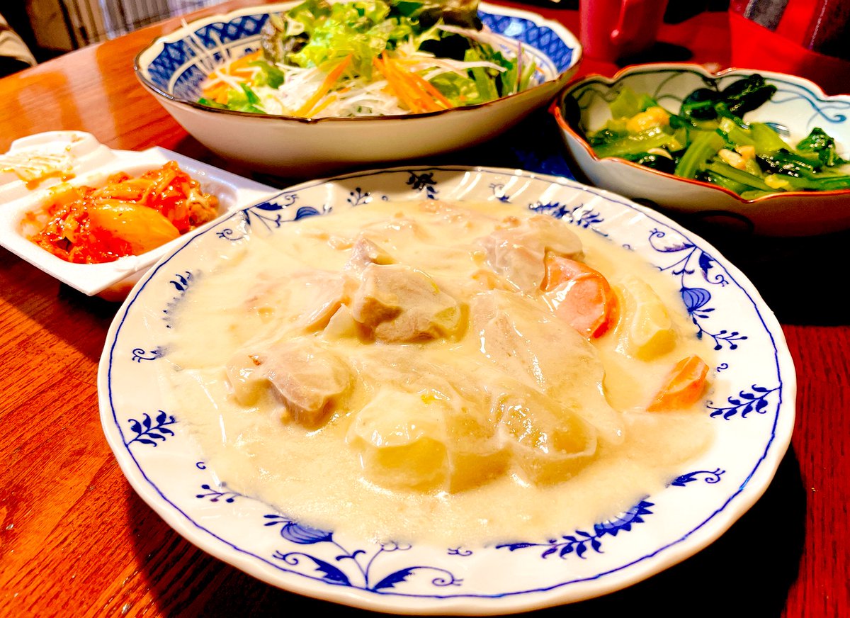 今日の朝ごはん🍴 鶏肉ごろごろクリームシチュー😋 これでもか！っていうぐらい鶏肉食べました🤣 ルーがとろとろで美味しかったです😊