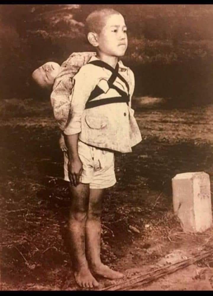HasanKutbi's tweet photo. (ليس ثقيلا انه اخي)
في اليابان، أثناء الحرب كان هذا الولد يحمل أخاه الميّت على ظهره ليدفنه، 
لاحظه جنديّ وطلب منه أن يرمي هذا الطّفل الميّت حتّى لا يتعب.
 ردّ عليه:  إنه ليس ثقيلا، هذا أخي ! 
فهم الجندي وأجهش بالبكاء.
منذ ذلك الوقت أصبحت هذه الصّورة رمز الوحدة في اليابان." https://t.co/FnP1zwj6jJ